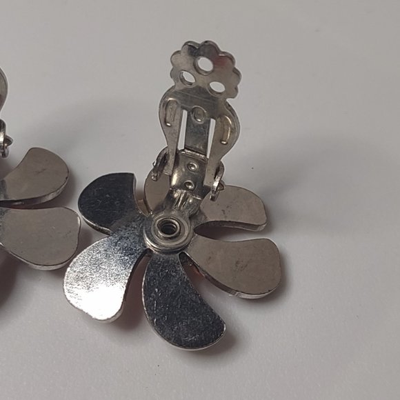Vintage Metal Clip On Flower Earrings - Picture 9 of 10